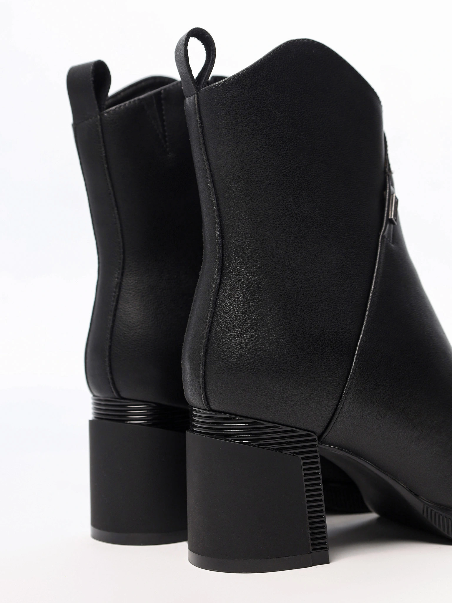 Ботильоны черного цвета на высоком каблуке